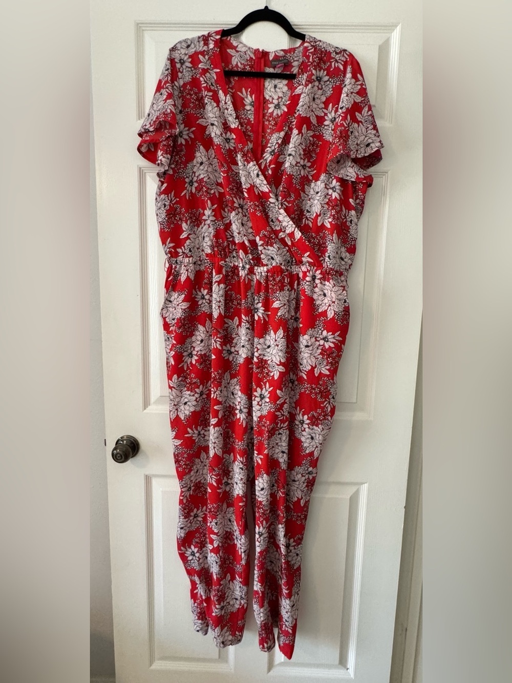 Vince Camuto V-neck Flutter Sleeve Jumpsuit in Red and White Floral - Picture 5 of 5